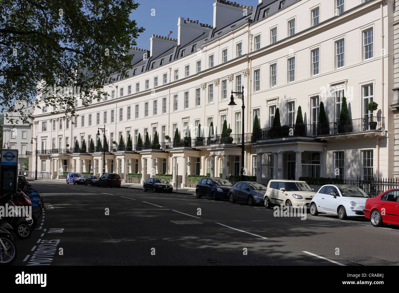 Propriétés mitoyennes rénovées dans l'exclusif Grosvenor Crescent à Belgravia, Londres. Banque D'Images