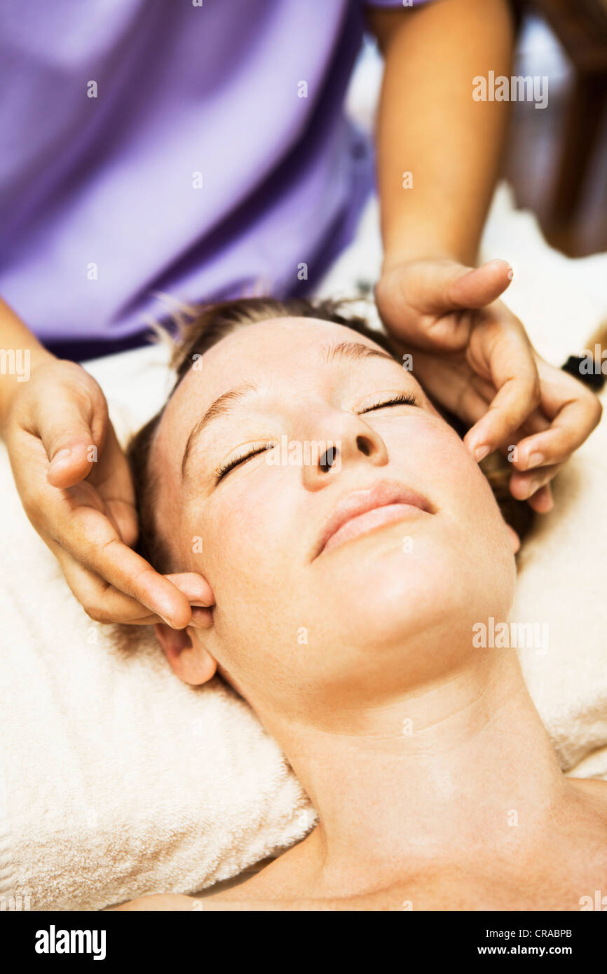 Woman having massage du cuir chevelu à spa Banque D'Images