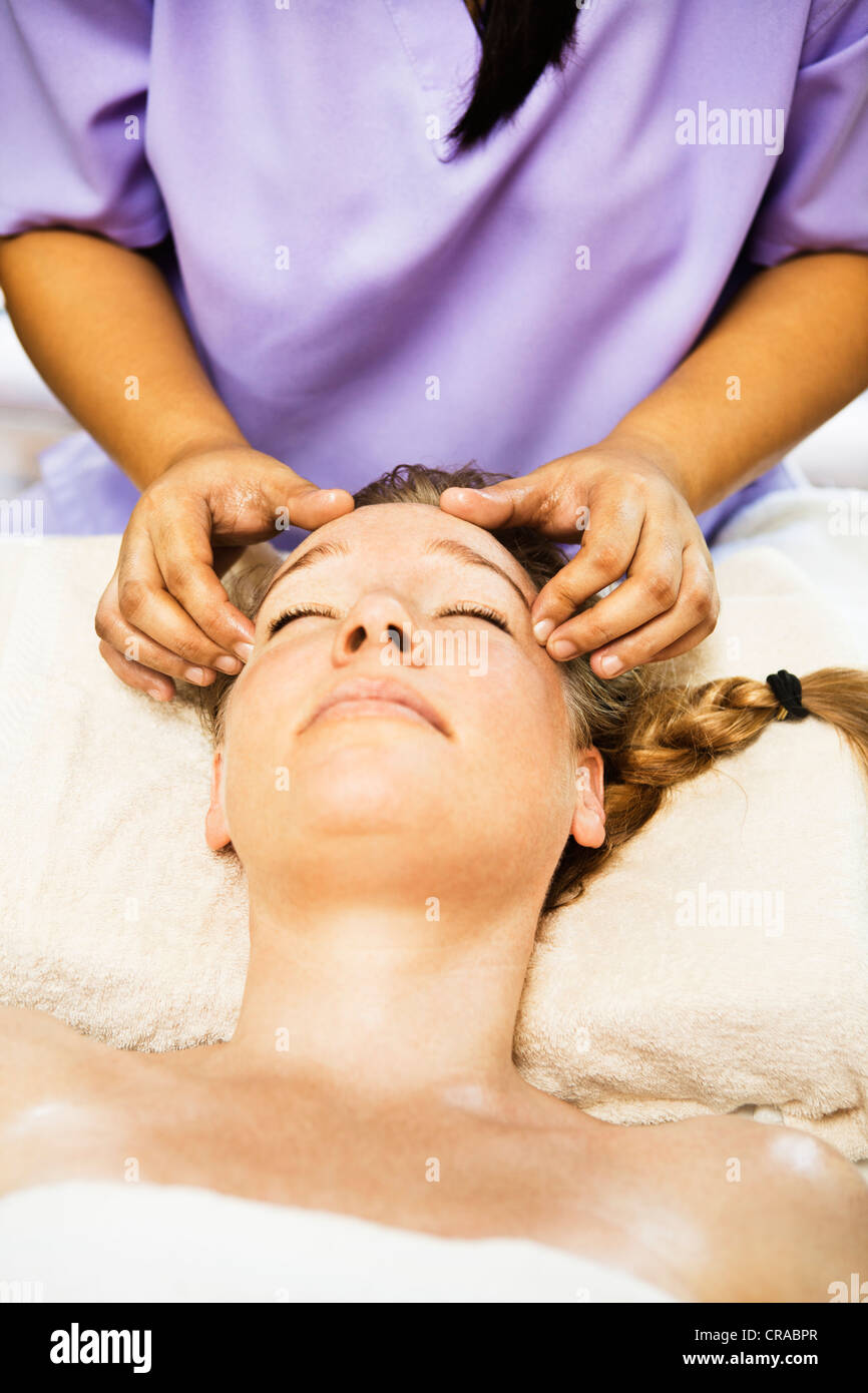 Woman having massage du cuir chevelu à spa Banque D'Images