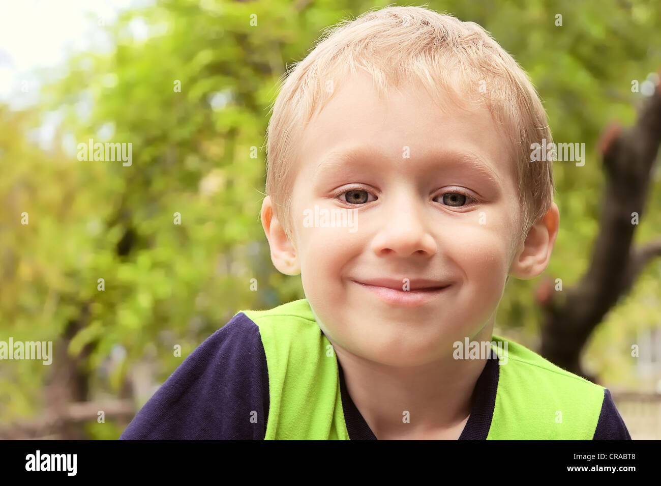 Portrait Enfant Garçon cheveux blonds Smiling Cute cinq ans outdoor Banque D'Images