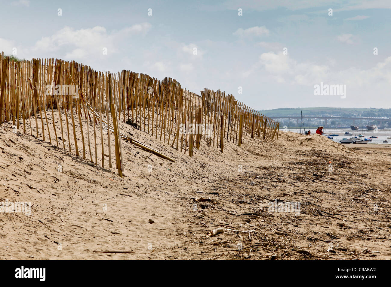 Les balustrades en bois utilisé pour prévenir l'érosion des dunes de sable sur une plage Banque D'Images