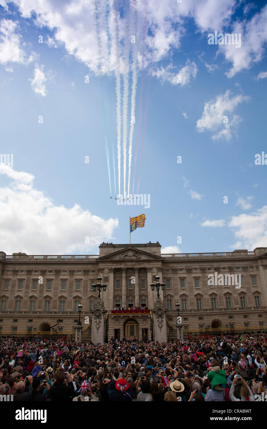 Les flèches rouges display team fly past Buckingham Palace avec la famille royale sur le balcon à la parade du drapeau Banque D'Images