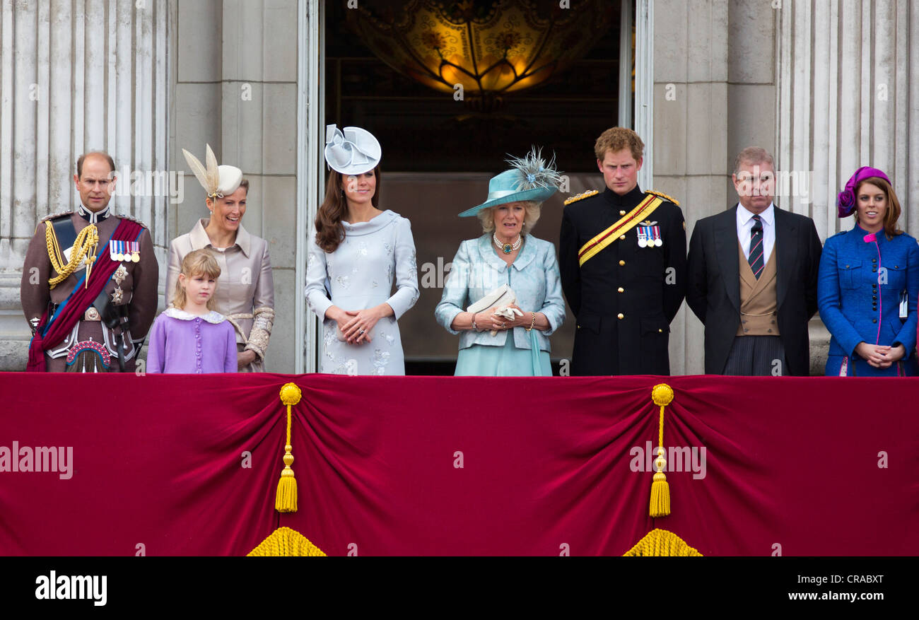 La Grande-Bretagne La reine Elizabeth II assiste à la parade du drapeau pour marquer son anniversaire officiel à Buckingham Palace. Banque D'Images