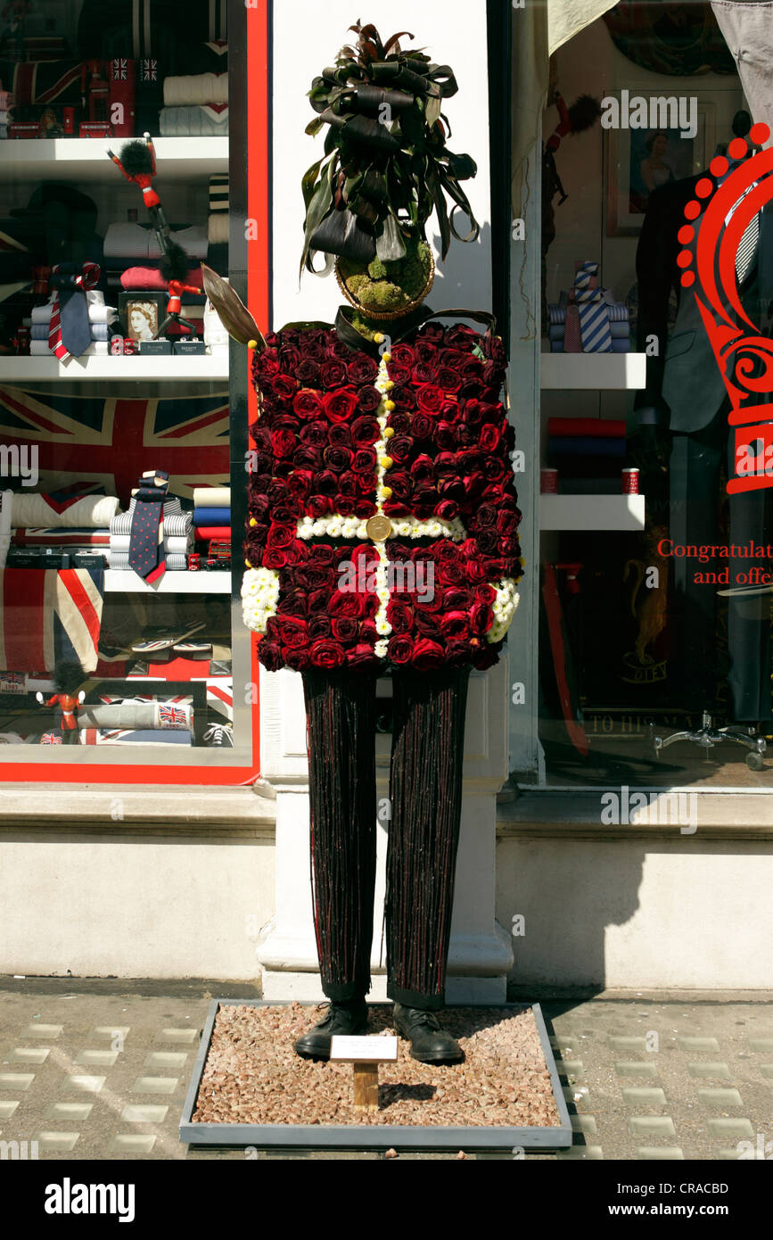 Tributs floraux pour célébrer le Jubilé de diamant de la Reine 2012,situé en dehors de Hackett de vente au détail en Sloane St,Londres. Banque D'Images