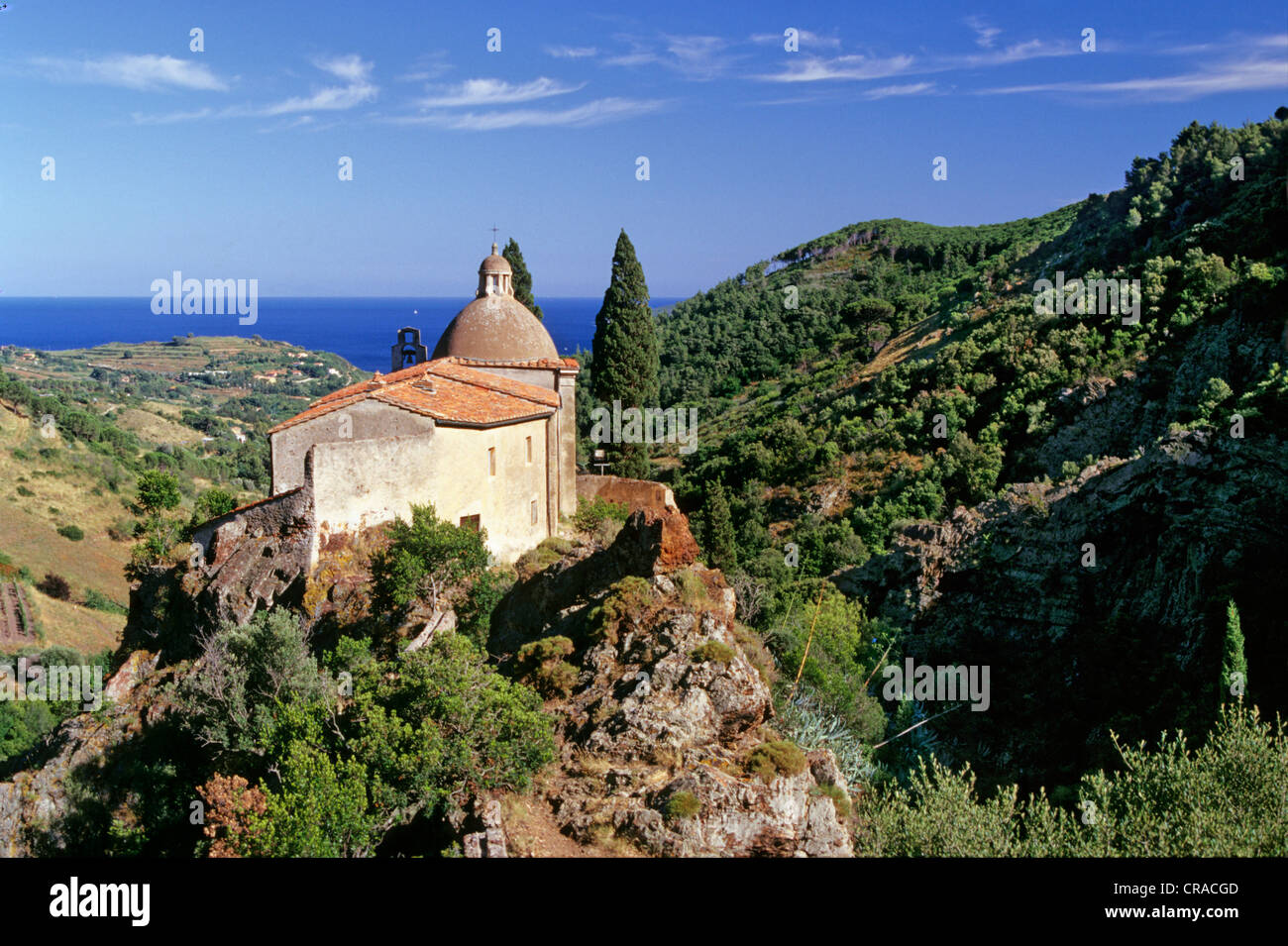 L''église de pèlerinage Madonna di Montserrat, colline, vallée, Mer Méditerranée, l'île d'Elbe, Toscane, Italie, Europe Banque D'Images