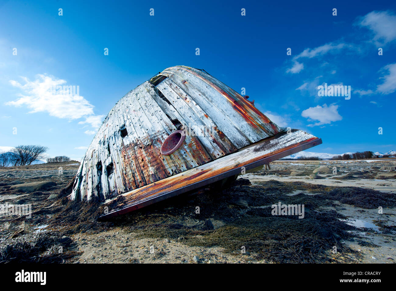 Old Ship wreck gisant incliné sur un rivage à marée basse Banque D'Images