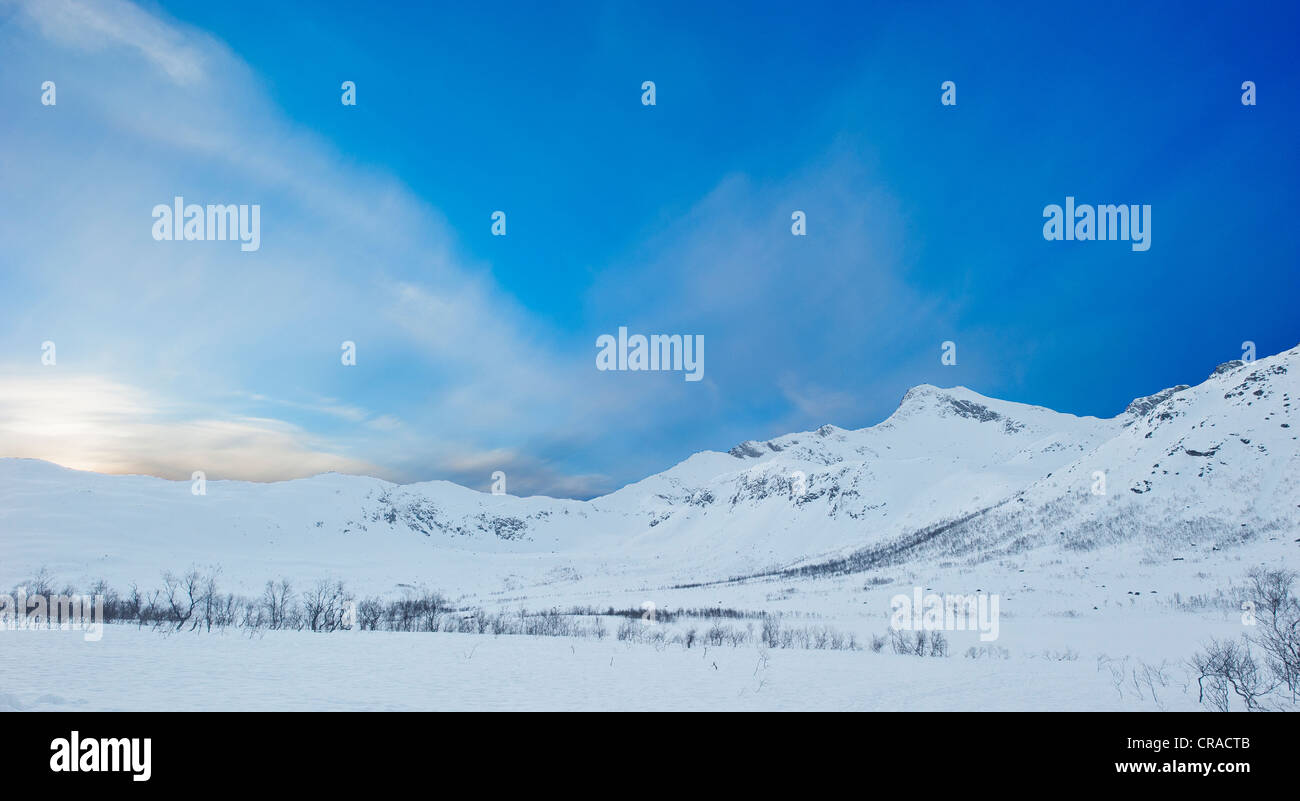 Montagnes de neige contre un ciel bleu Banque D'Images