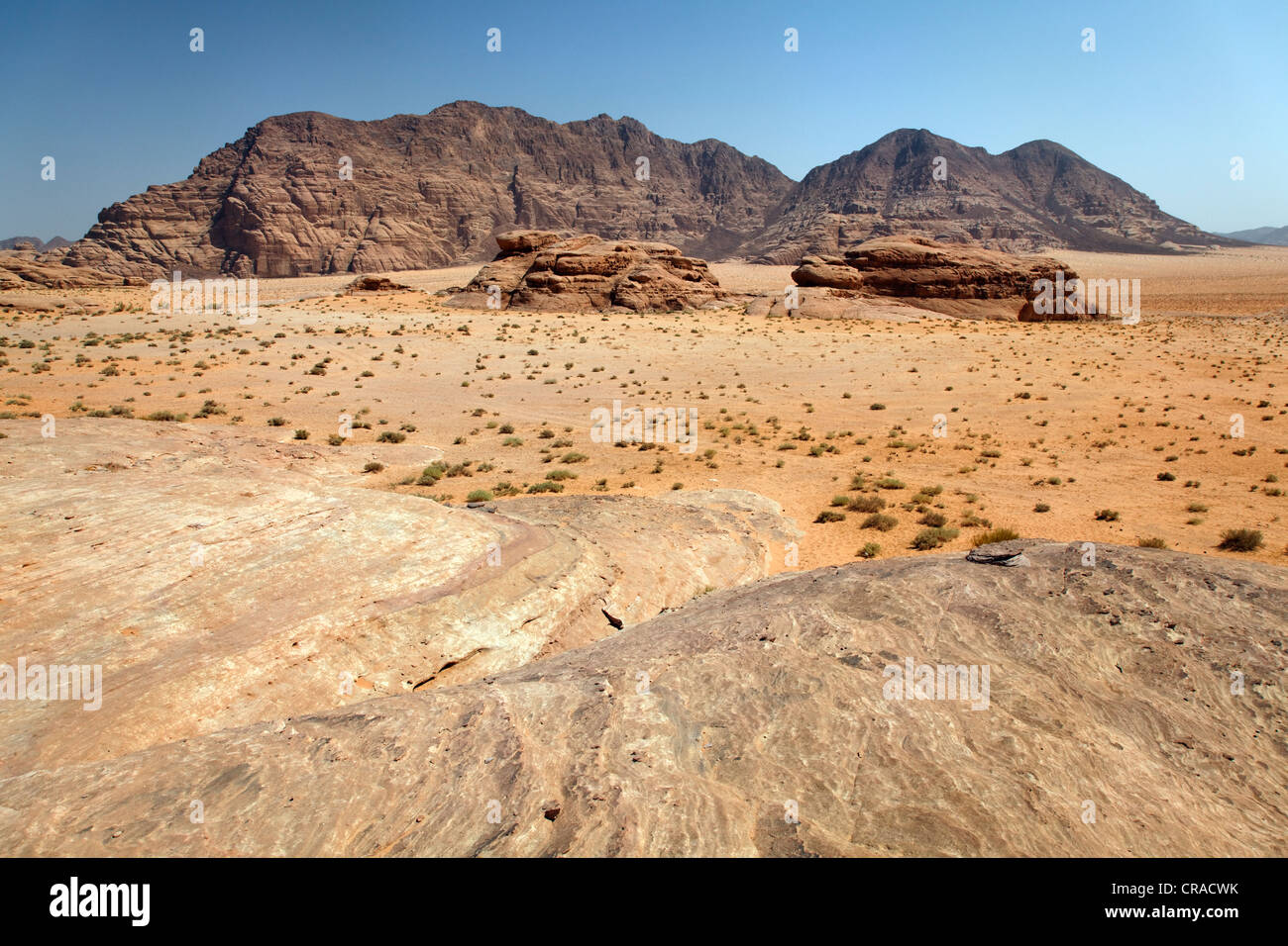 Vaste plaine, désert, montagnes, Wadi Rum, Royaume hachémite de Jordanie, Moyen-Orient, Asie Banque D'Images