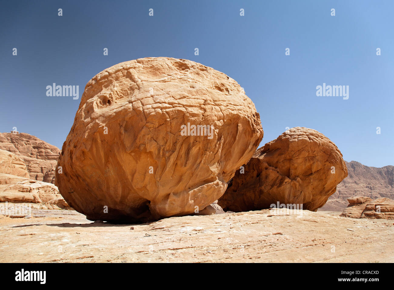 Formation rocheuse en forme de boule rouge, sable, désert, plaines, Wadi Rum, Royaume hachémite de Jordanie, Moyen-Orient, Asie Banque D'Images