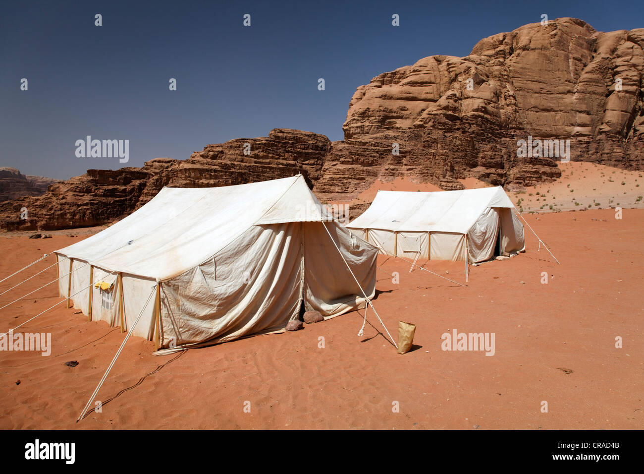 Camp pour les touristes, tentes, montagnes, désert, nature préservée, Wadi Rum, Royaume hachémite de Jordanie, Moyen-Orient, Asie Banque D'Images