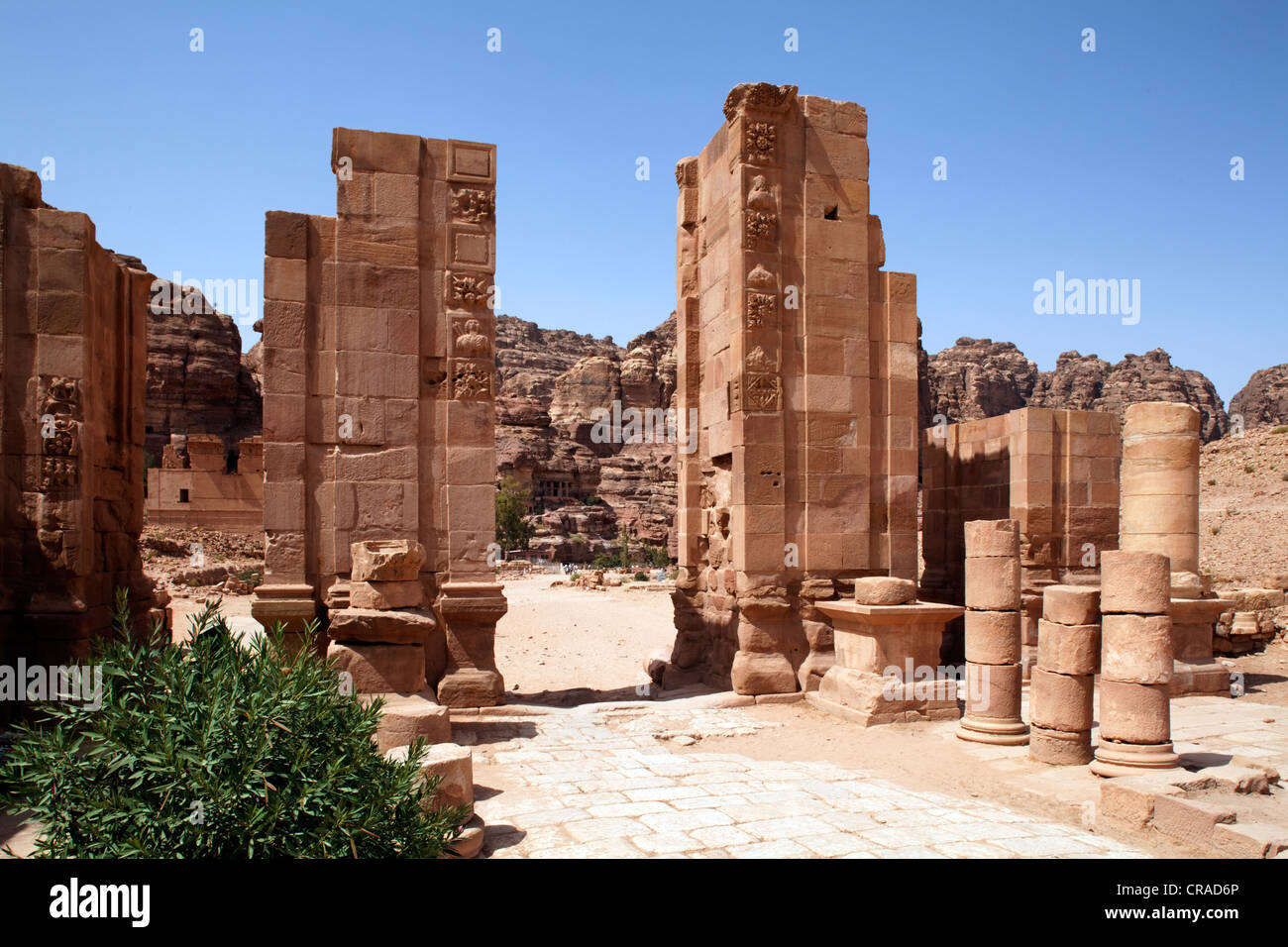 Themenos Gate, de la rue à colonnade, Pétra, capitale des Nabatéens, rock city, UNESCO World Hertage Site, Wadi Musa Banque D'Images