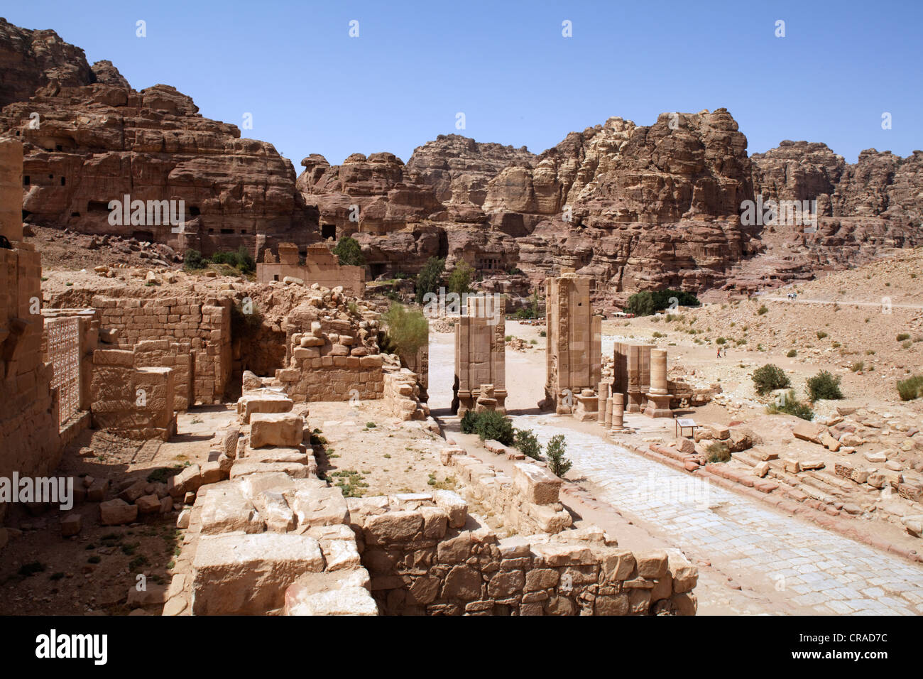 La rue à colonnades, Themenos Gate, Pétra, capitale des Nabatéens, rock city, UNESCO World Hertage Site, Wadi Musa Banque D'Images