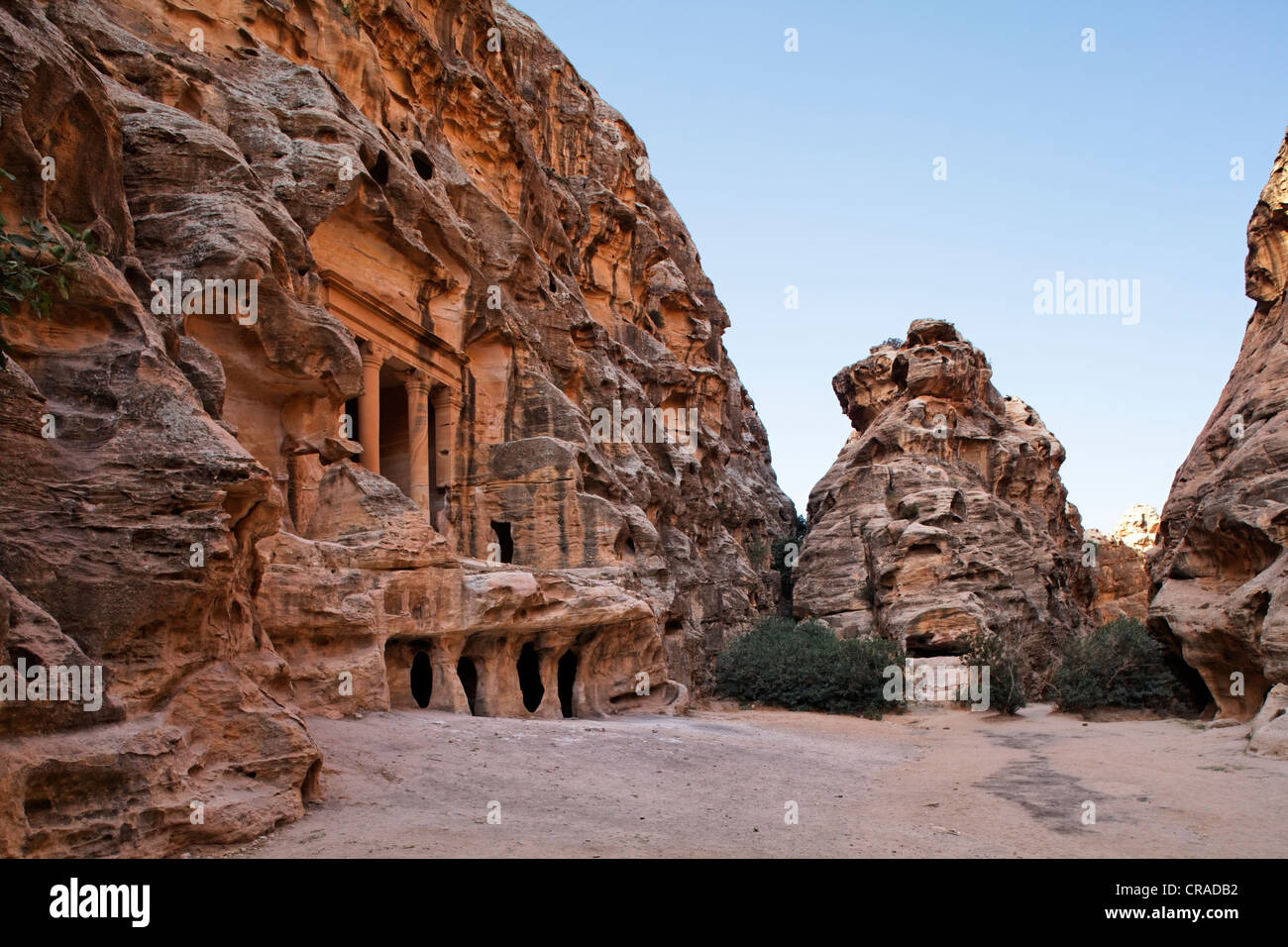 Grès gravée sur le portail d'un tombeau, Little Petra, capitale des Nabatéens, rock city Banque D'Images