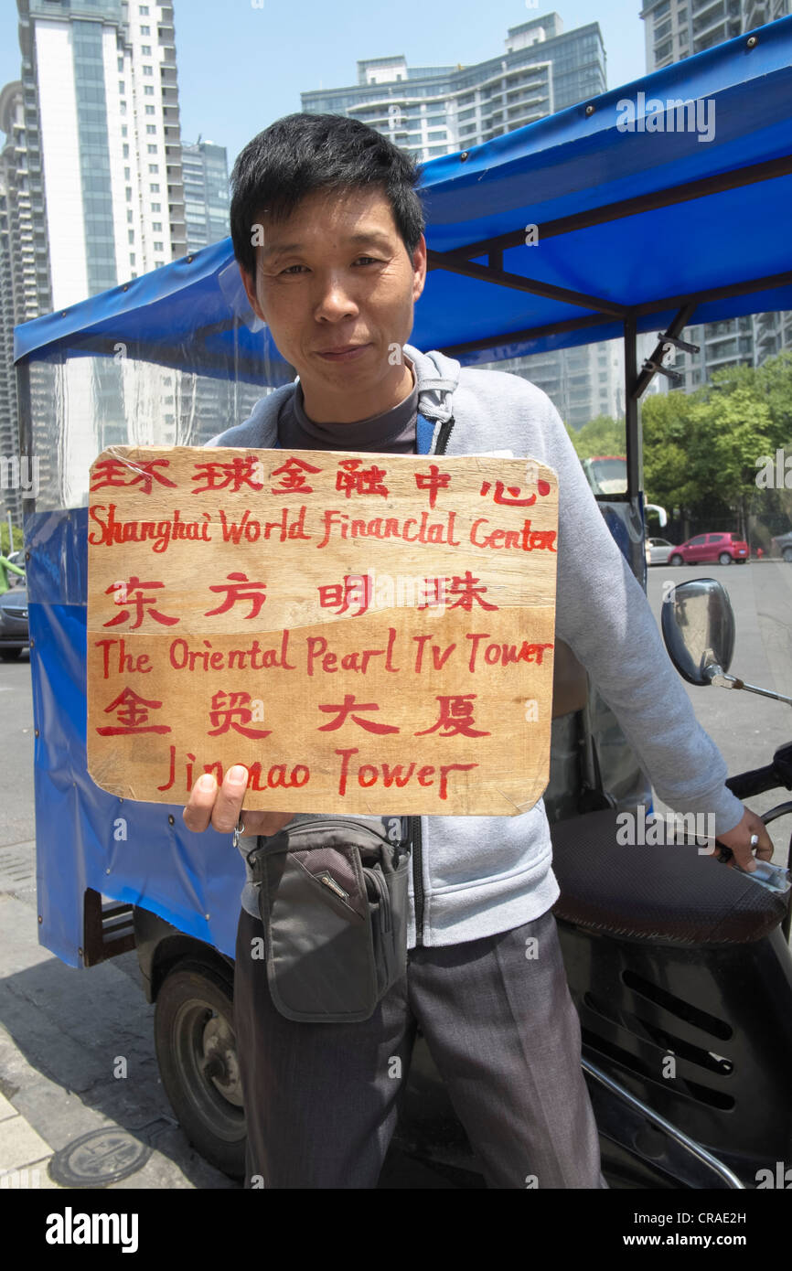 Chauffeur de taxi moto offrant des services de visites guidées à Shanghai Chine Banque D'Images