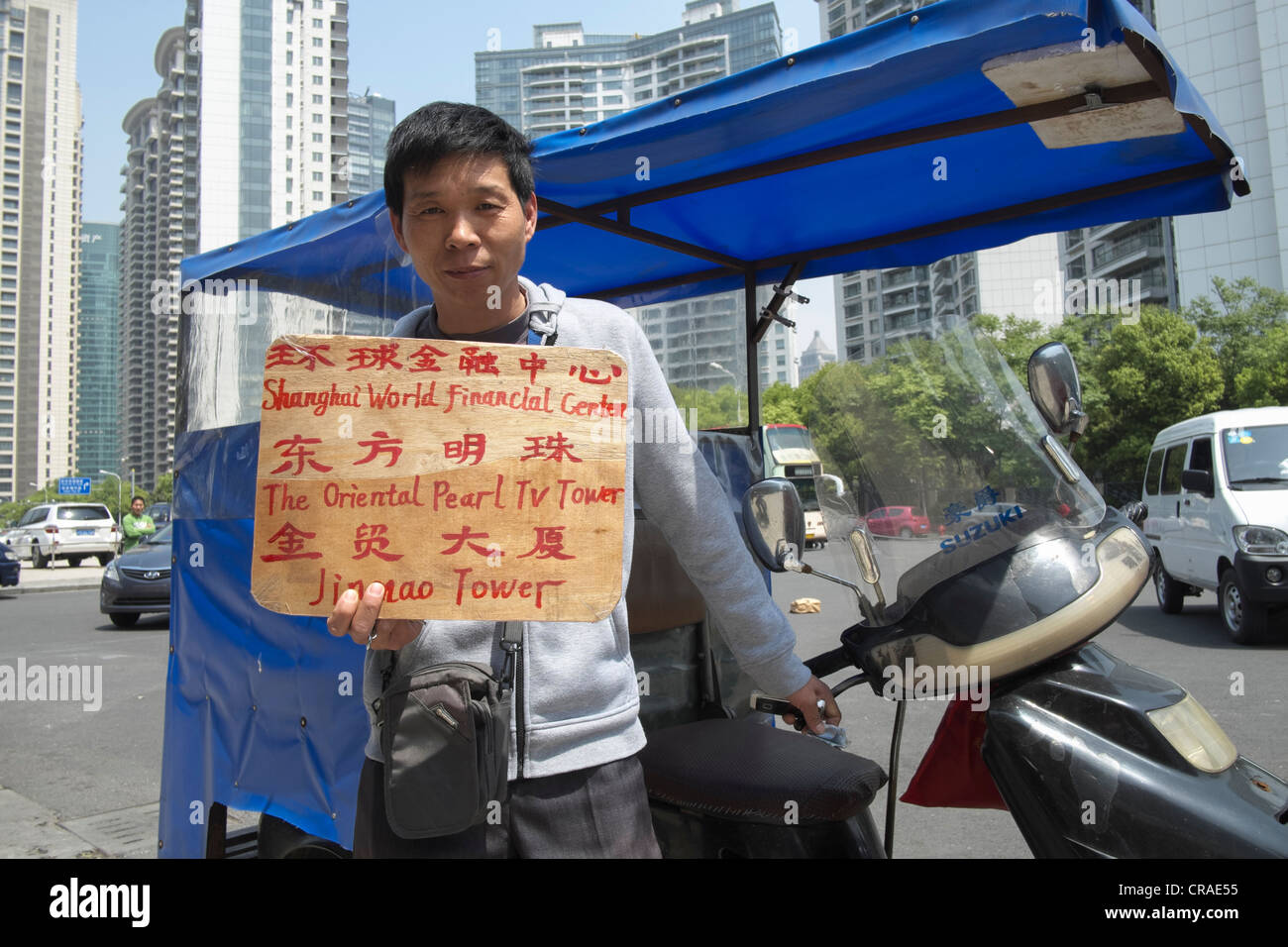 Chauffeur de taxi moto offrant des services de visites guidées à Shanghai Chine Banque D'Images