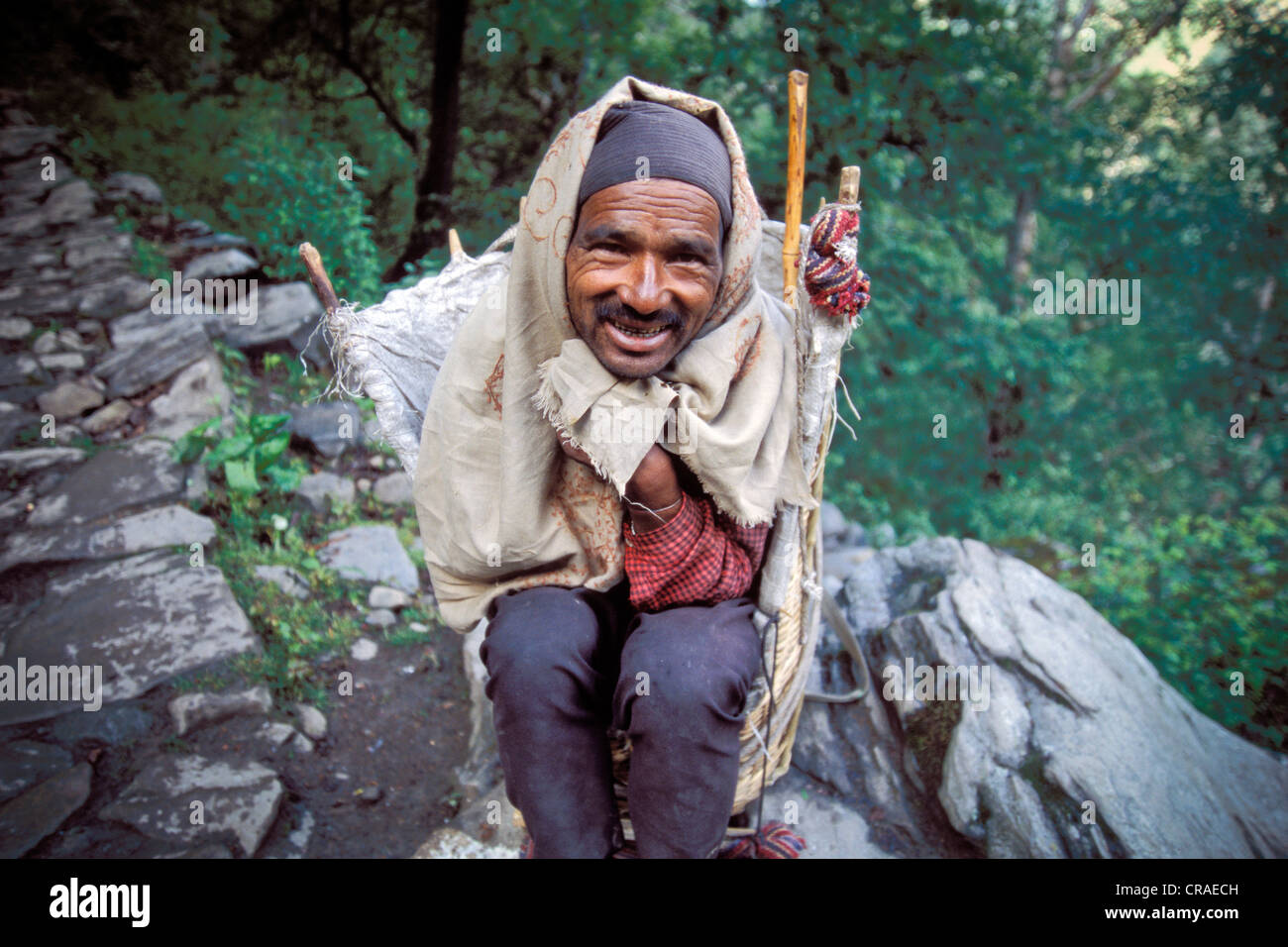 Porter près de Hemkund, Uttarakhand, anciennement l'Uttaranchal, Himalaya indien, l'Inde du Nord, Inde, Asie Banque D'Images