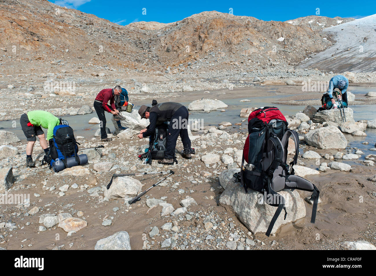 Groupe de randonneurs pour affronter la traversée de cours à Mittivakkat Péninsule, Glacier, l'Est du Groenland, Ammassalik Groenland Banque D'Images