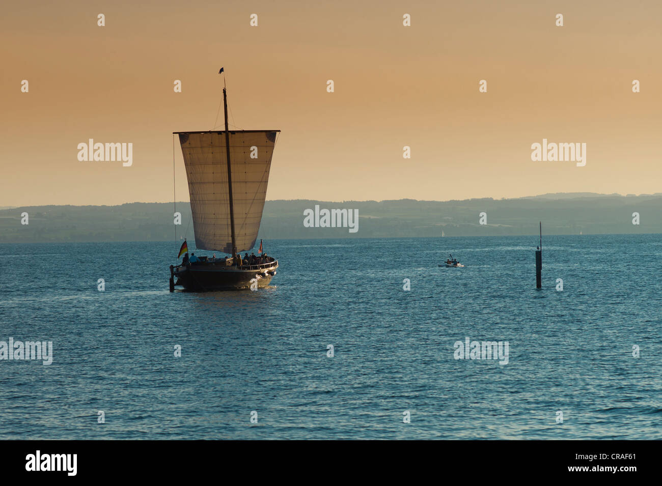 Ledine, Leadin ou planeur historique, 14e à la 20e siècle, réplique, dans la lumière du soir, les eaux intérieures, le lac de Constance, Allemagne Banque D'Images