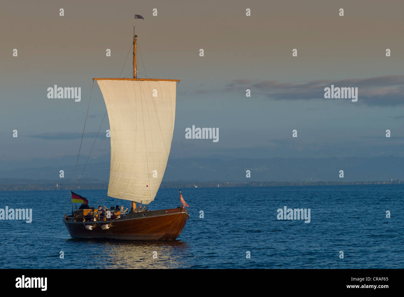 Ledine, Leadin ou planeur historique, 14e à la 20e siècle, réplique, dans la lumière du soir, les eaux intérieures, le lac de Constance, Allemagne Banque D'Images