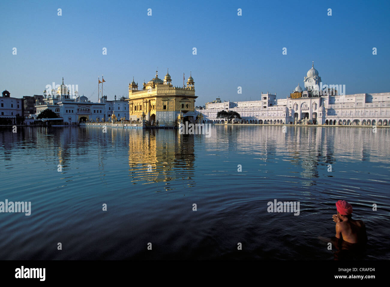 Homme Sikh prenant un bain saint à Amrit Sagar, Lac de 'Nectar', Golden Temple, Amritsar, Punjab, Inde du Nord, Inde, Asie Banque D'Images