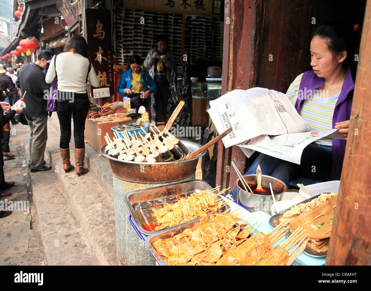 Un fournisseur d'aliments de rue chinois dans la partie ancienne de Chongqing Banque D'Images