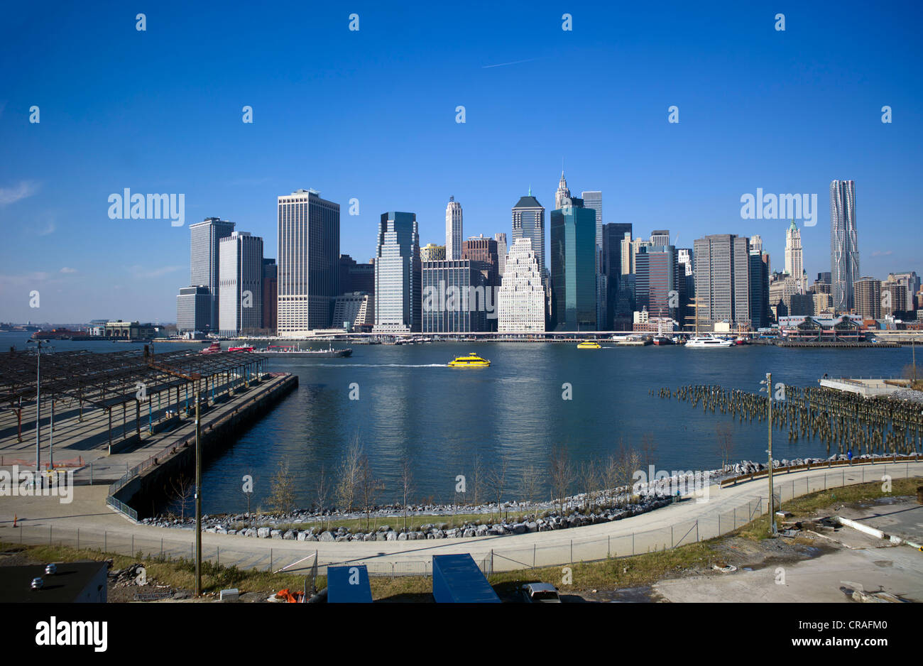 Vue depuis Brooklyn sur les toits de Manhattan, Wall Street, South Street Seaport, East River, Manhattan, New York, USA Banque D'Images