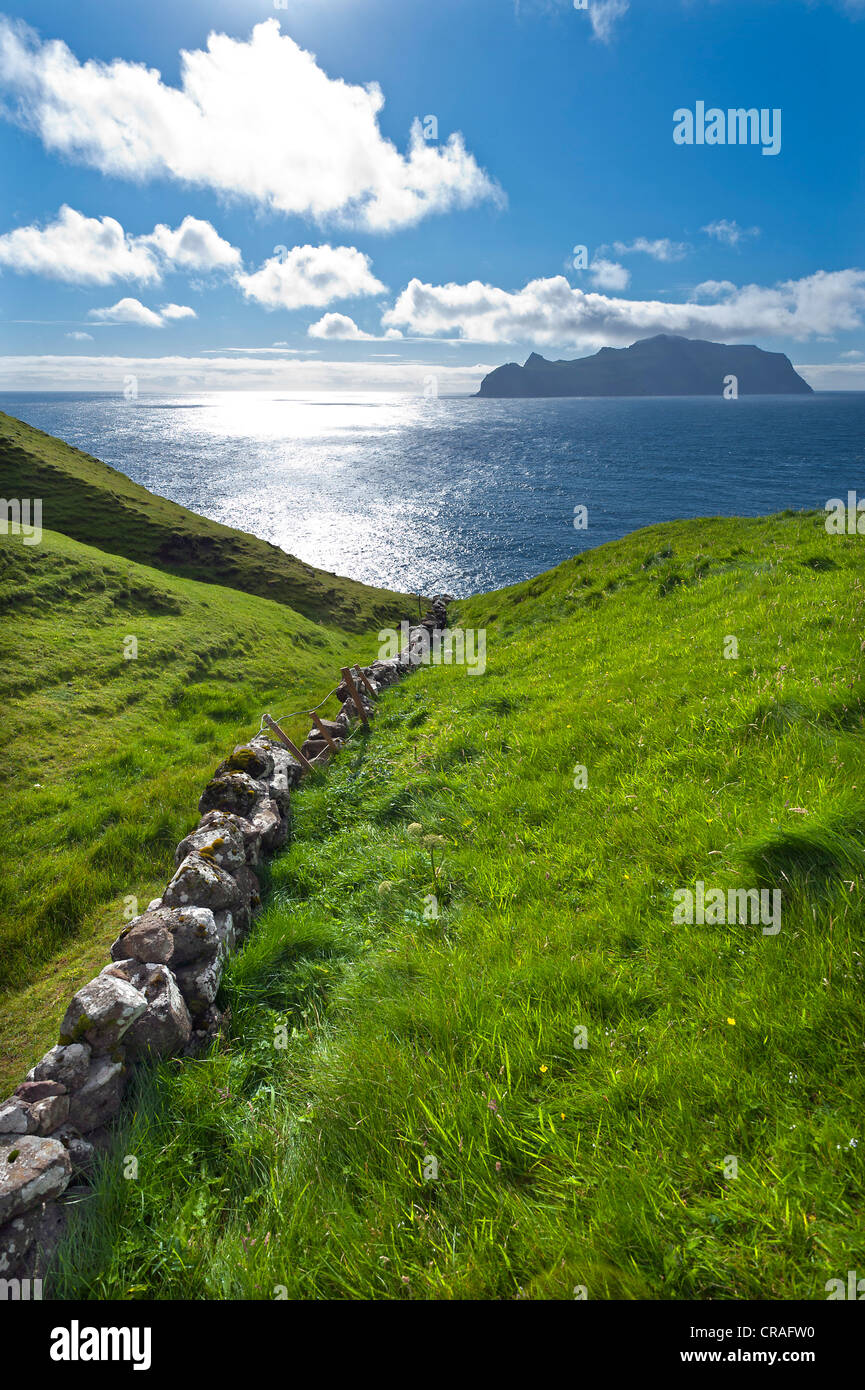 Vieux murs en pierre, vue vers l'île de Mykines, Gásadalur, Pigalle, îles Féroé, Danemark, de l'Atlantique Nord Banque D'Images