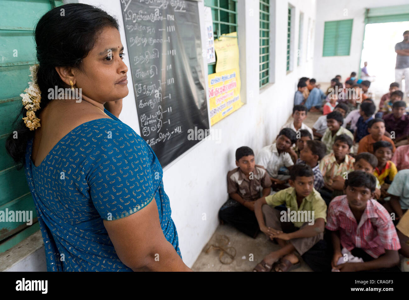 Enseignant, les enfants, l'école du soir, Sevandhipalayam près de Karur, Tamil Nadu, Inde du Sud, l'Asie Banque D'Images