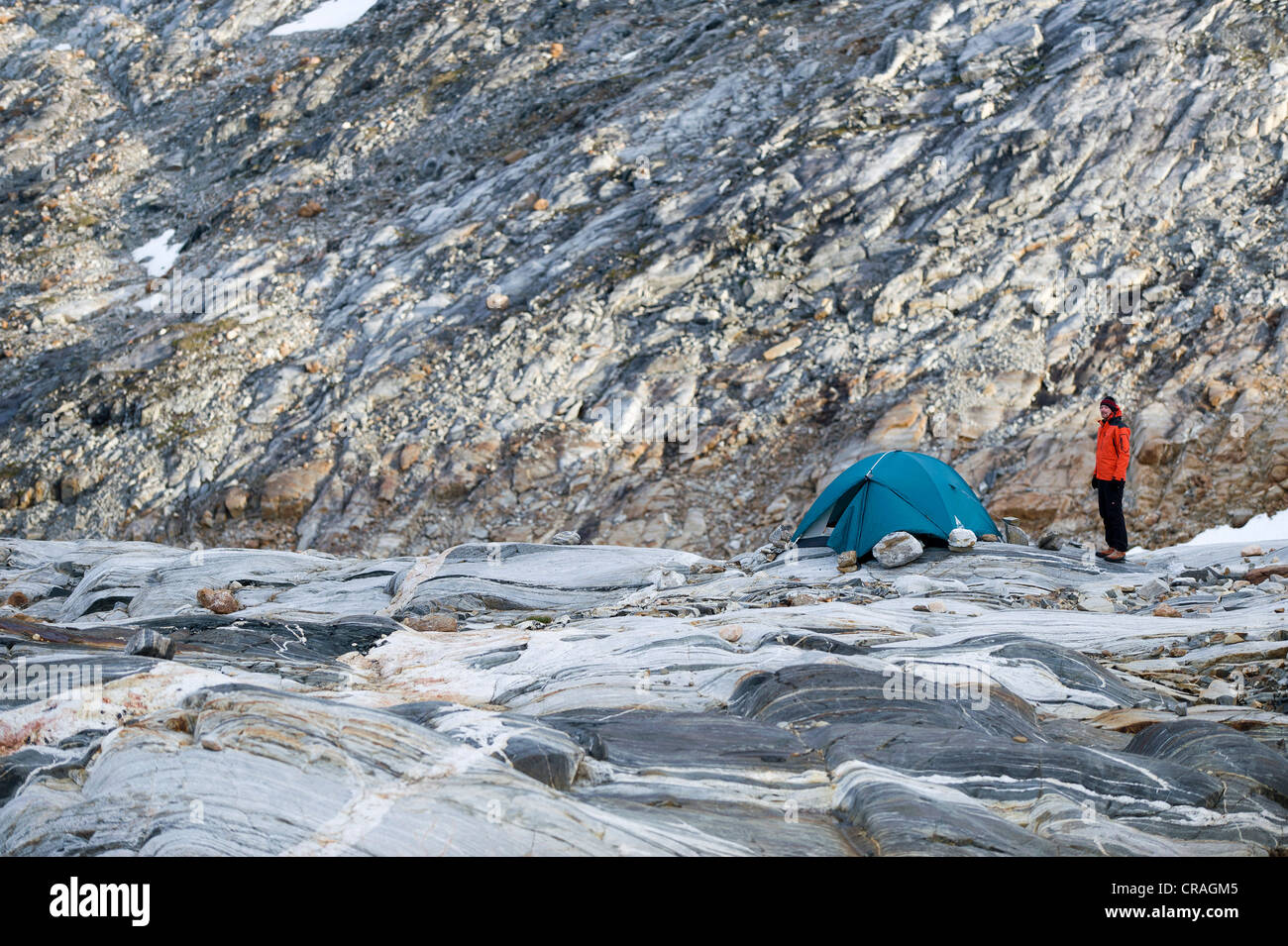 Randonneur et tente sur des formations rocheuses, à l'Mittivakkat, Glacier de la péninsule, dans l'Est du Groenland Ammassalik Banque D'Images