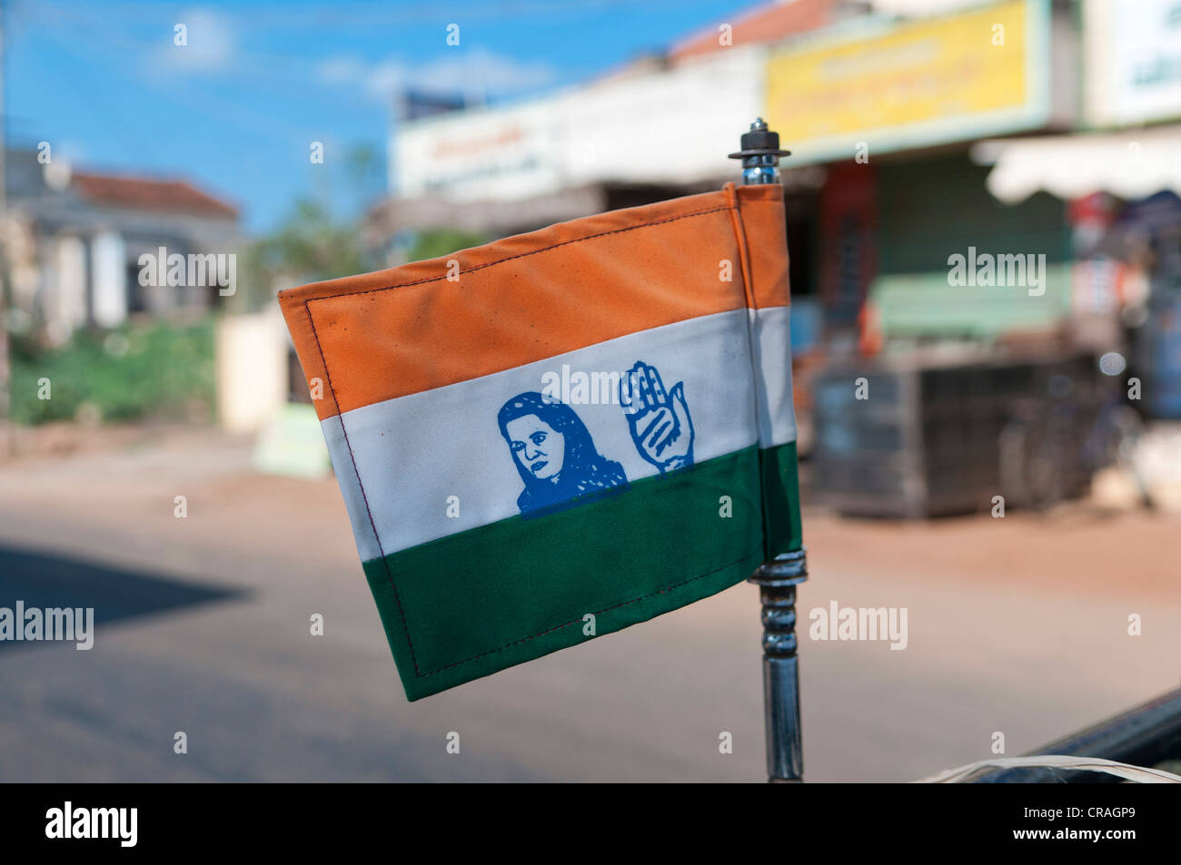 Petit drapeau du Parti du Congrès Indien, avec le symbole d'une part, et l'image de Sonia Gandhi, veuve de Rajiv Gandhi Banque D'Images