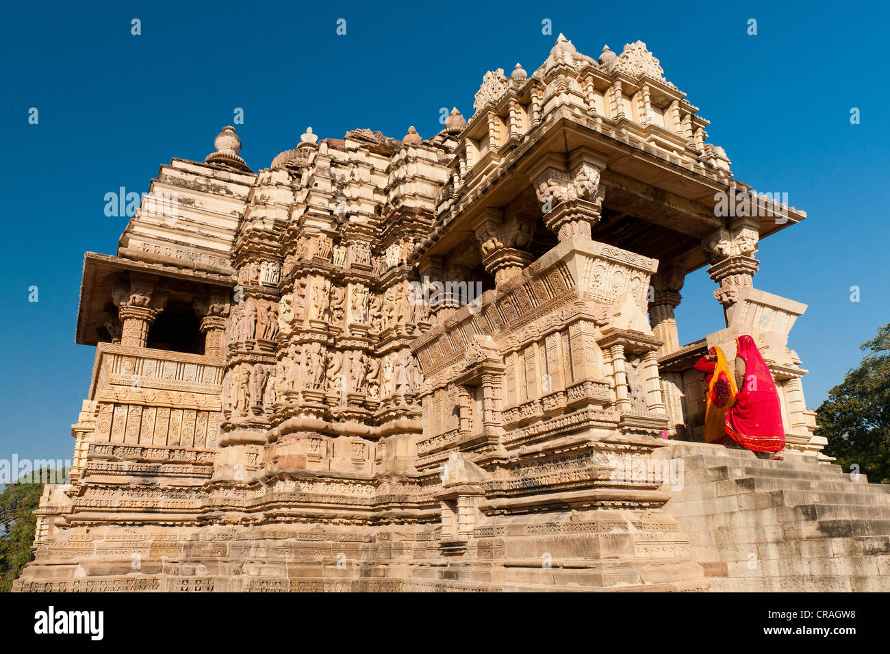 Les femmes portant sur les saris étapes conduisant à Kandariya Mahadev Temple, Khajuraho, UNESCO World Heritage Site, Madhya Pradesh Banque D'Images