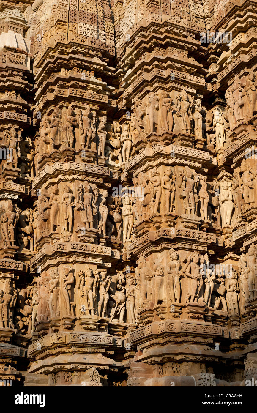 Figures de pierre, divinités hindoues sur la façade d'un temple, Khajuraho Group of Monuments, UNESCO World Heritage Site, Madhya Pradesh Banque D'Images