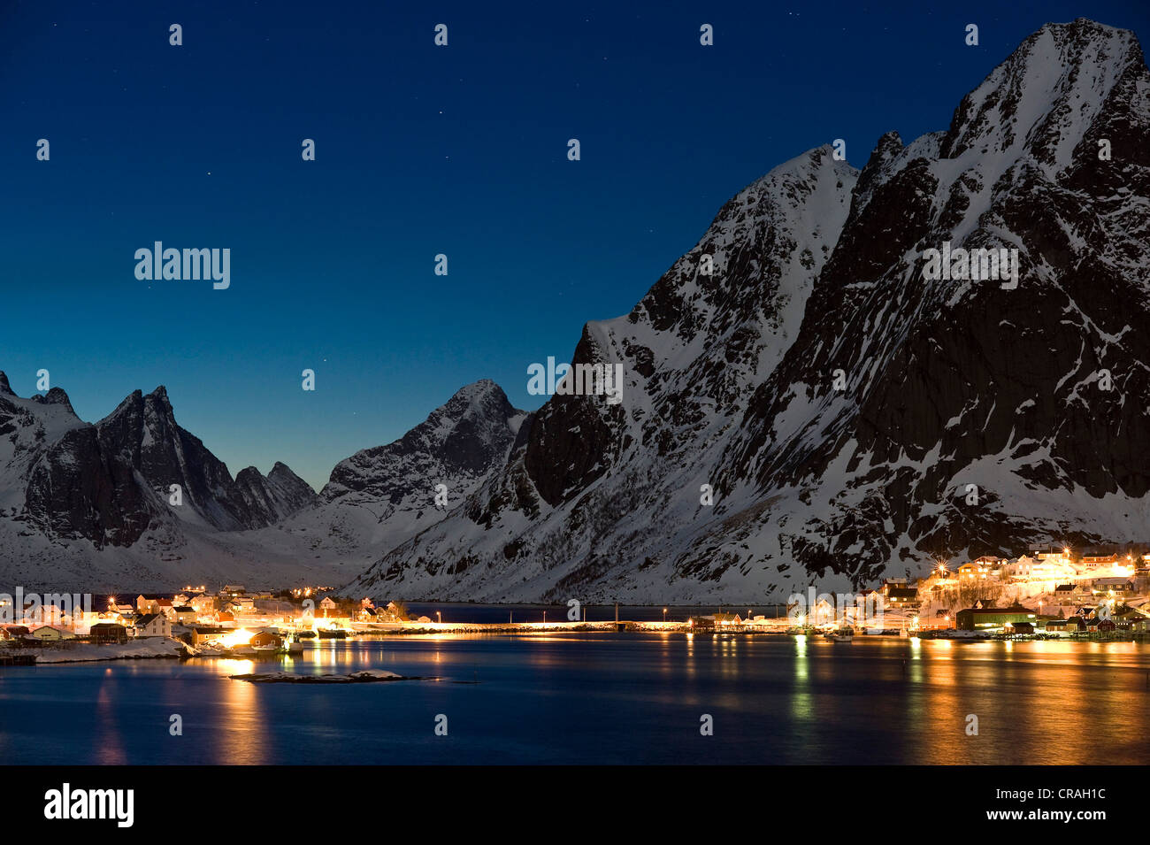 L'humeur d'hiver, Reine de l'île de Lofoten, Moskenesøya, îles Lofoten, Norvège du Nord, Norvège, Europe Banque D'Images L'humeur d'hiver, Reine de l'île de Lofoten, Moskenesøya, îles Lofoten, Norvège du Nord, Norvège, Europe Banque D'Images