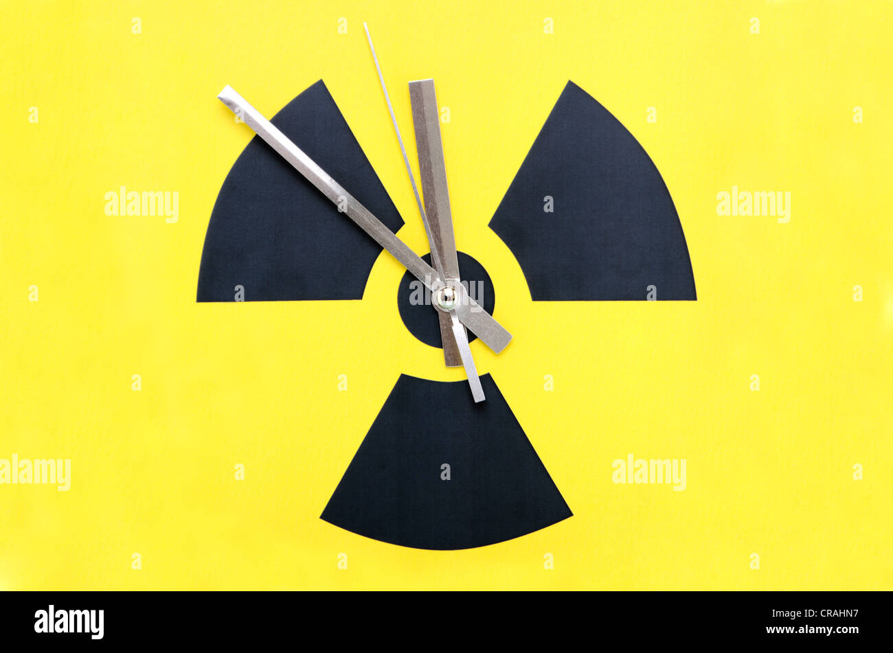 Symbole atomique avec des aiguilles d'horloge fixée à 11:55, image symbolique pour l'élimination de l'énergie nucléaire Banque D'Images