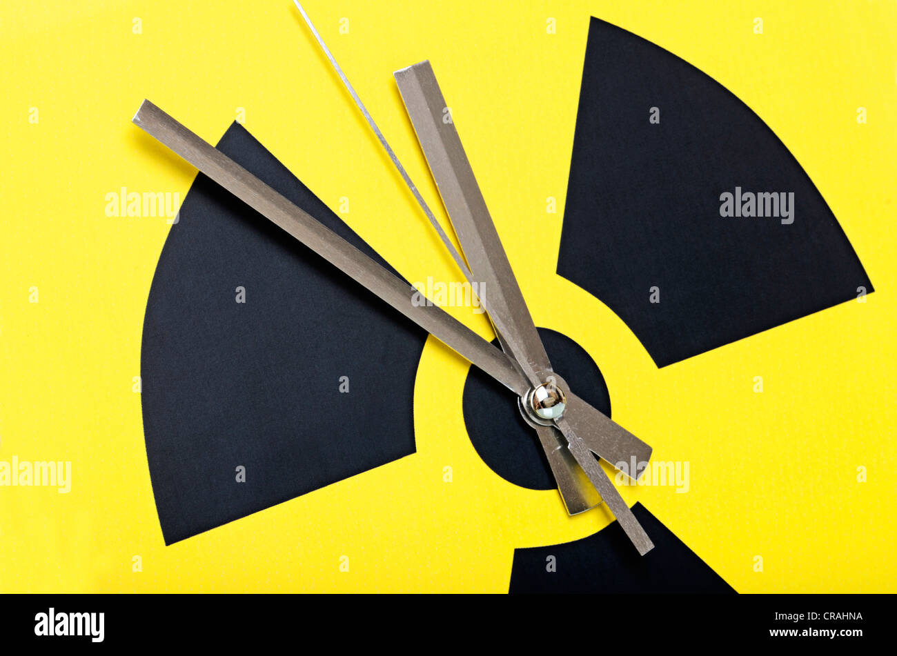 Symbole atomique avec des aiguilles d'horloge fixée à 11:55, image symbolique pour l'élimination de l'énergie nucléaire Banque D'Images