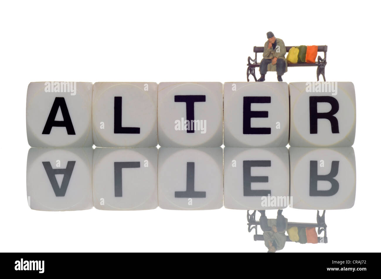 Personne sans-abri, du prince, assis sur l'écriture de pierre lettre 'Changer' ou l'âge, l'image symbolique de la pauvreté chez les personnes âgées Banque D'Images