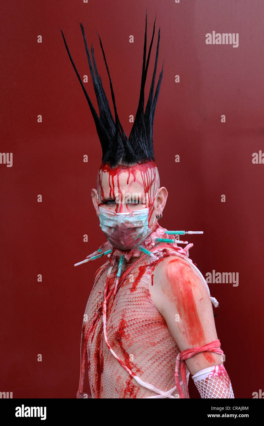 Jeune homme, couvert de faux sang, maquillage, portrait, Wave Gotik Treffen festival, Leipzig, Saxe, Allemagne, Europe Banque D'Images