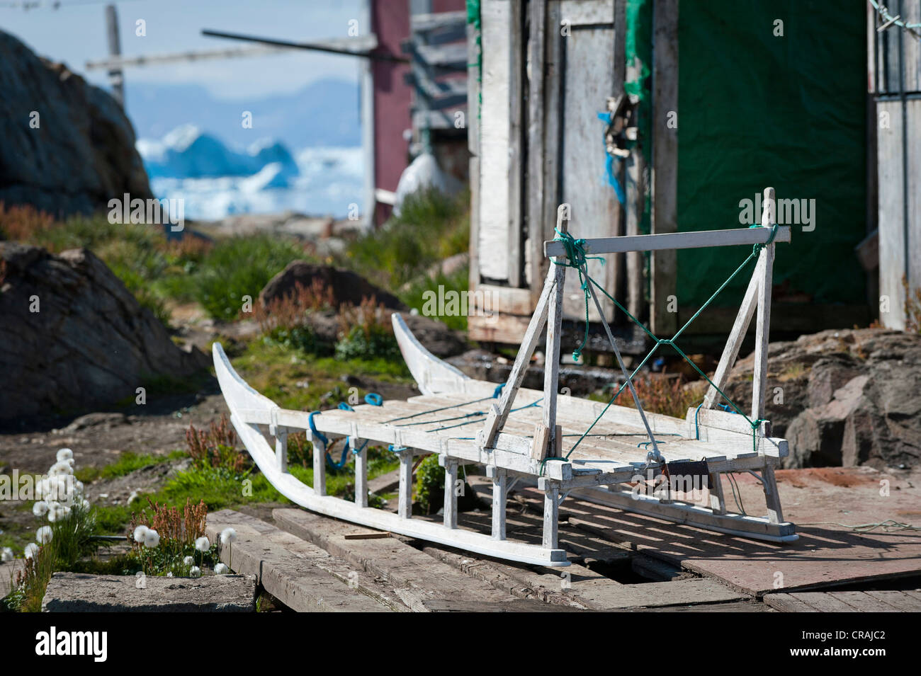 Traîneau en bois traditionnel de règlement des Inuit, Tiniteqilaaq, fjord Sermilik, Est du Groenland Banque D'Images