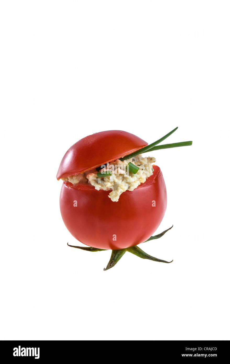 Petite Tomate rempli d'hummus Banque D'Images