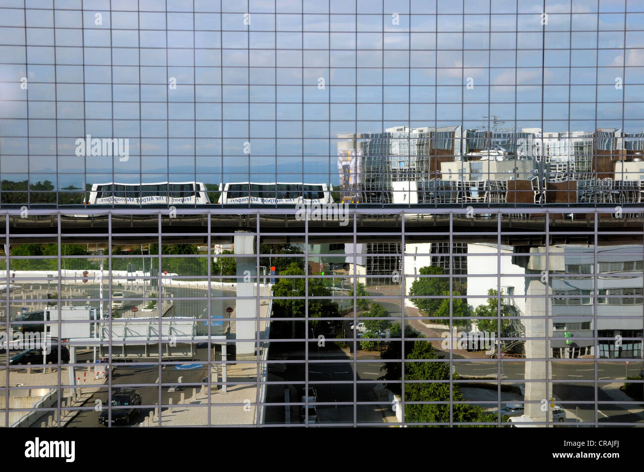 La réflexion, la navette pour l'aéroport, terminal Frankfurt, Frankfurt am Main, Hesse, Germany, Europe Banque D'Images