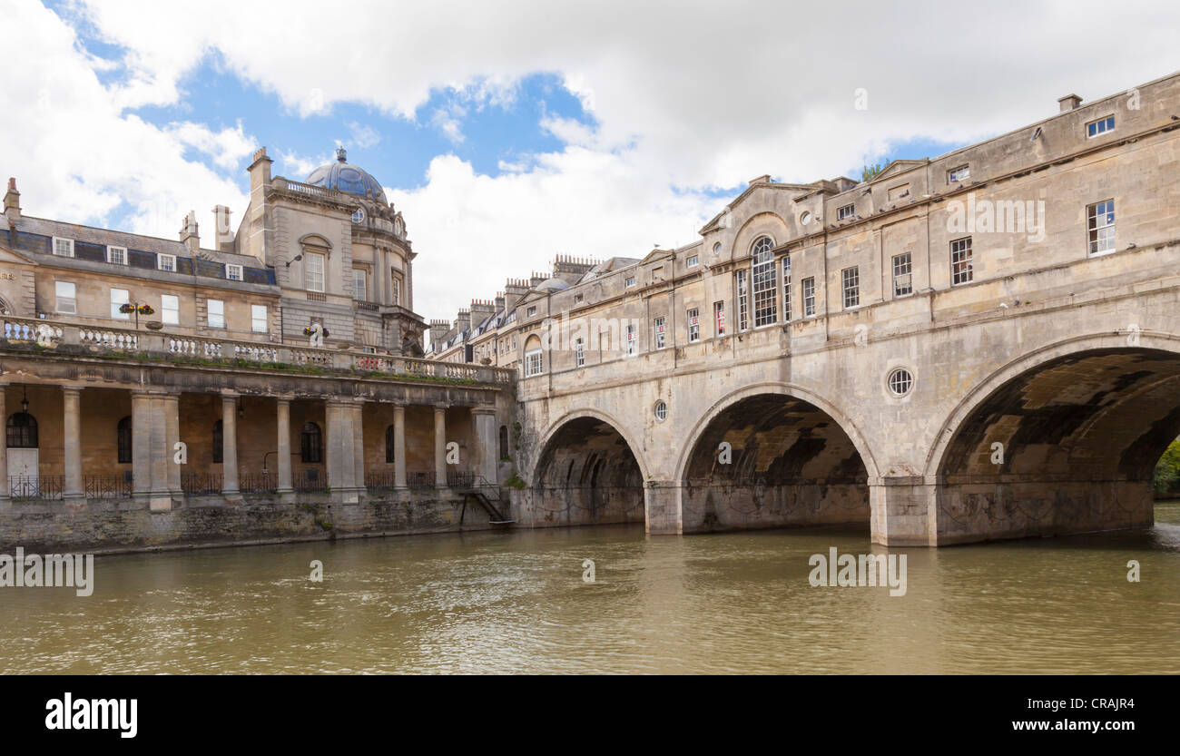 Pulteney Bridge sur la rivière Avon, baignoire, North East Somerset, Banque D'Images