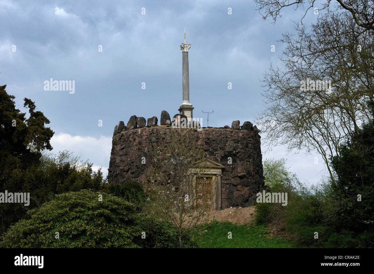 Monument avec colonne romaine originale, Woerlitzer Park, site du patrimoine mondial de l'Dessau-Woerlitzer Gartenreich, Woerlitz Banque D'Images