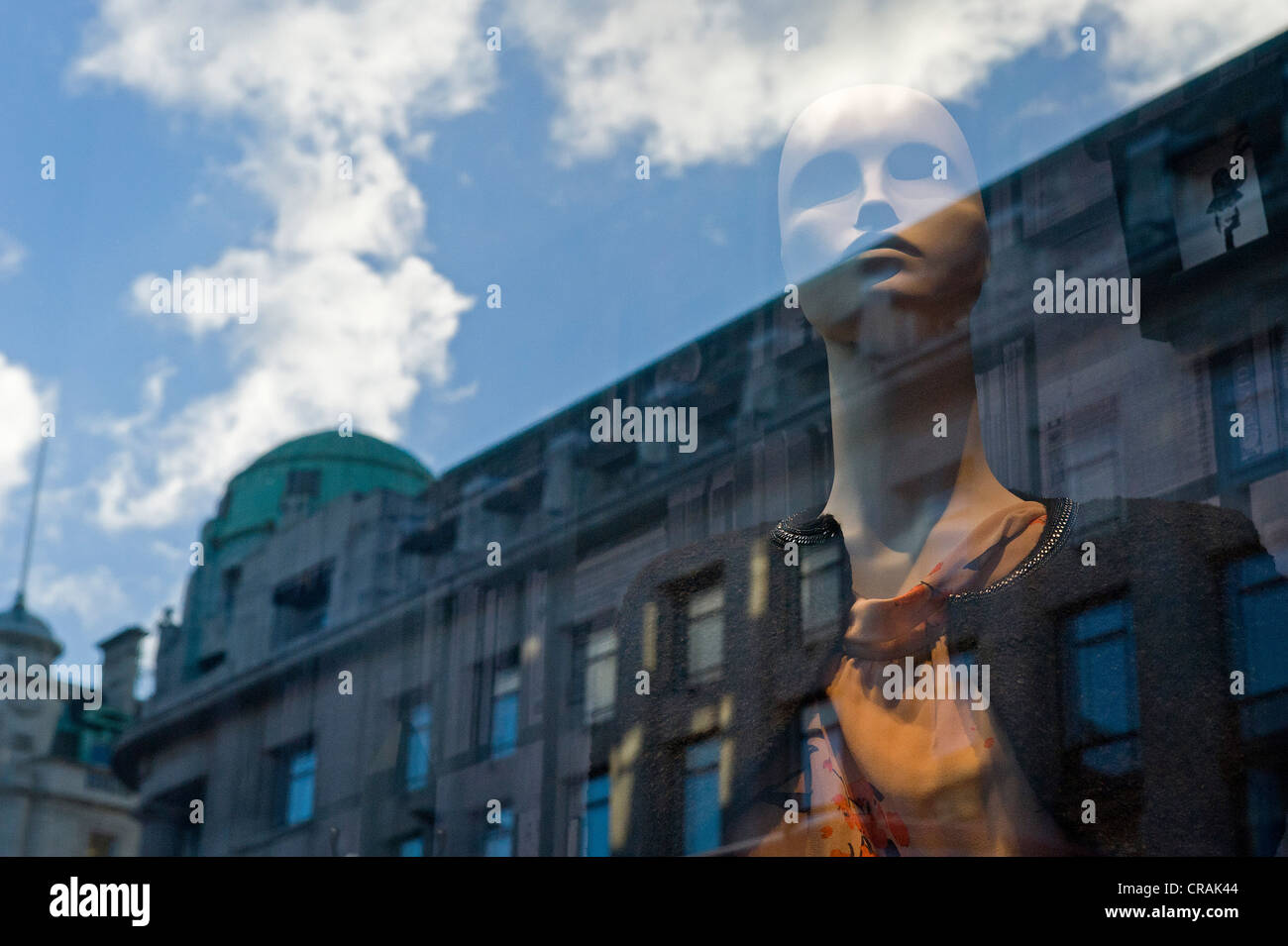 Mannequin en afficher la fenêtre et réflexions de bâtiments, Oxford Street, Londres, Angleterre, Royaume-Uni, Europe Banque D'Images