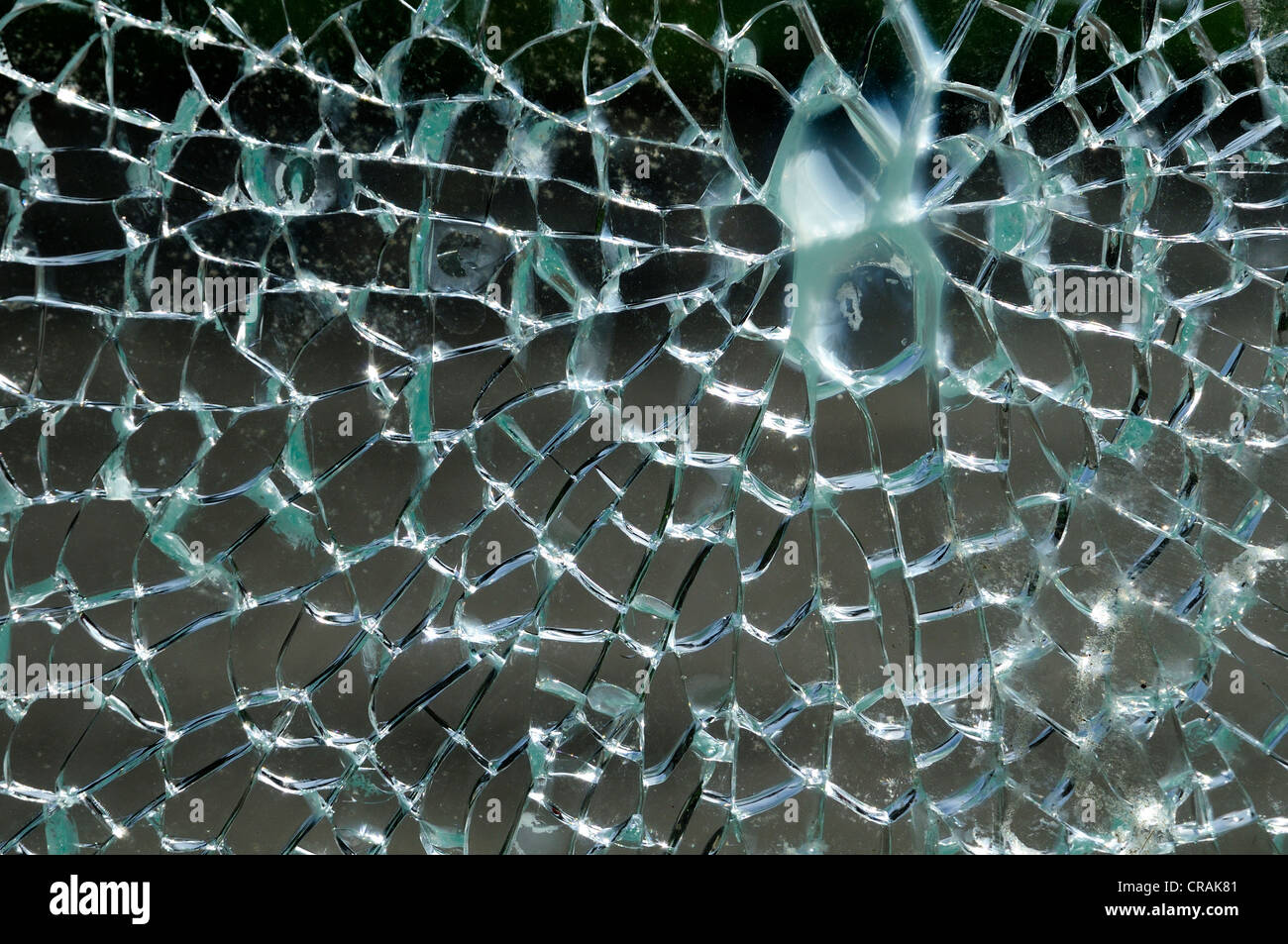 Verre brisé d'une cabine téléphonique Banque D'Images