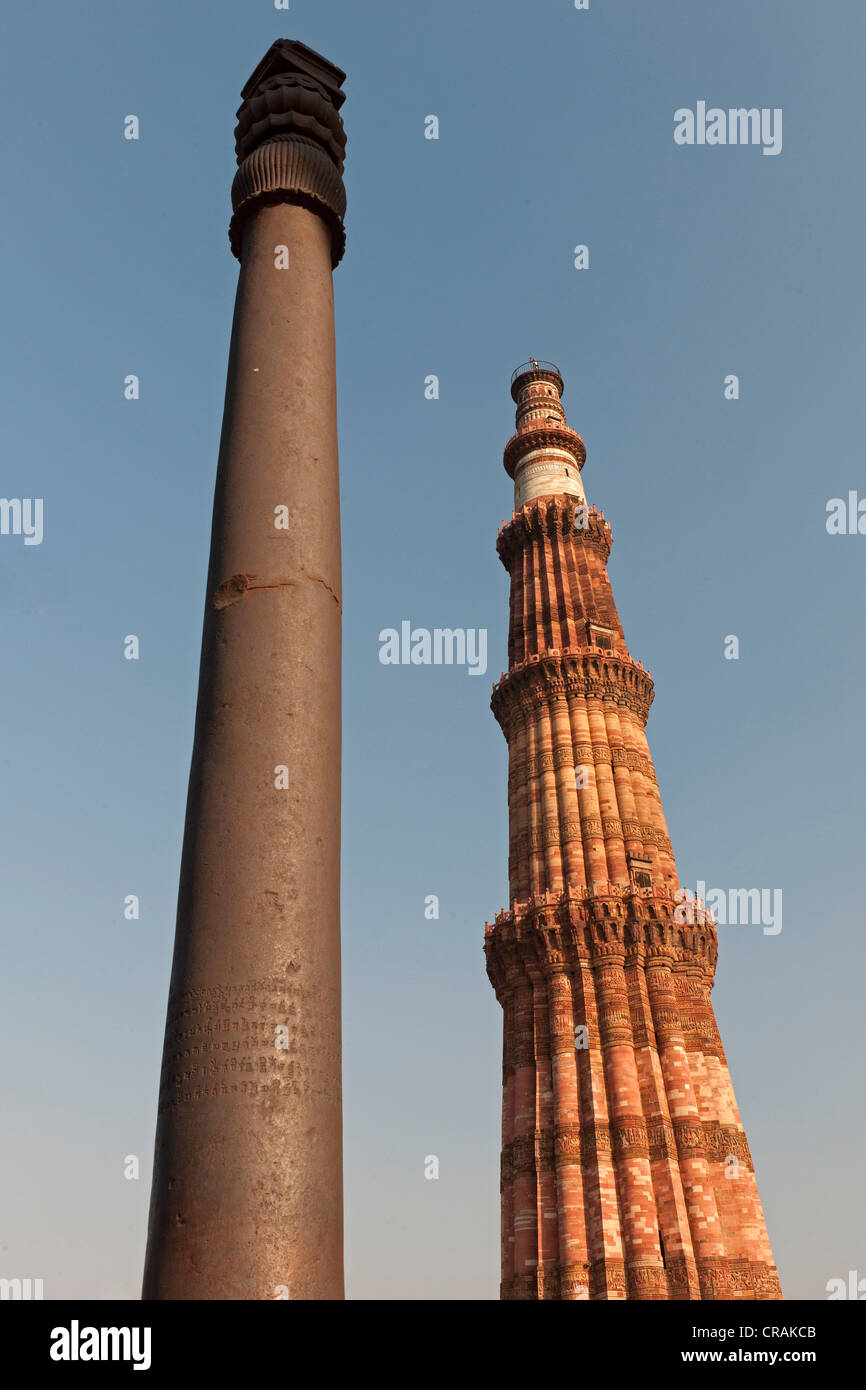 Pilier de fer, l'un des premiers monuments métallurgique et minaret Qutb Minar, UNESCO World Heritage Site, New Delhi, Inde du Nord Banque D'Images