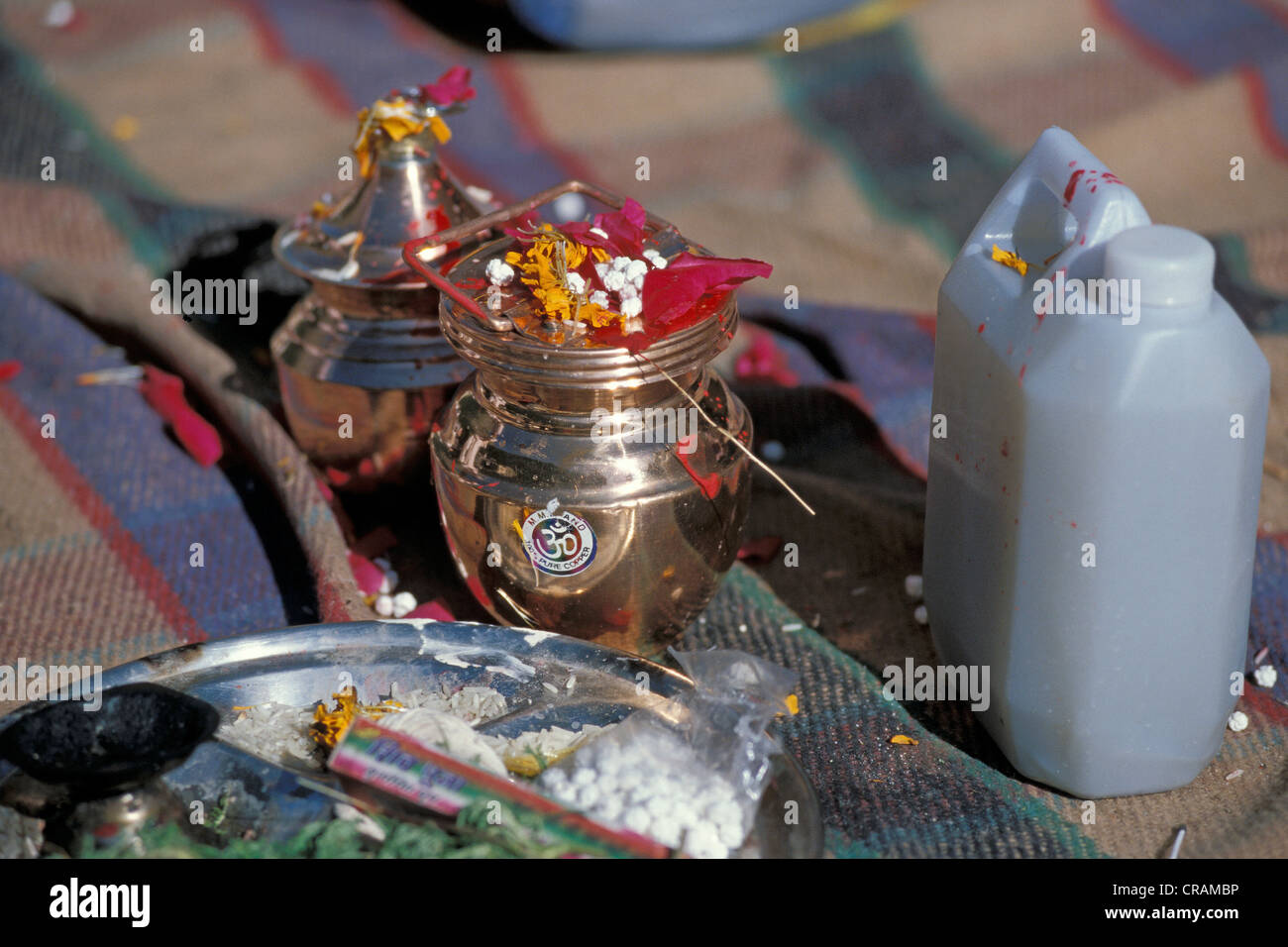 Le récipient avec de l'eau du Gange, Gangotri, Himalaya indien, Uttarakhand, anciennement l'Uttaranchal, Inde, Asie Banque D'Images