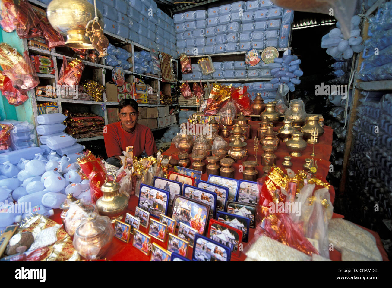 Vente d'objets de dévotion marchand, Gangotri, Himalaya indien, Uttarakhand, anciennement l'Uttaranchal, Inde, Asie Banque D'Images