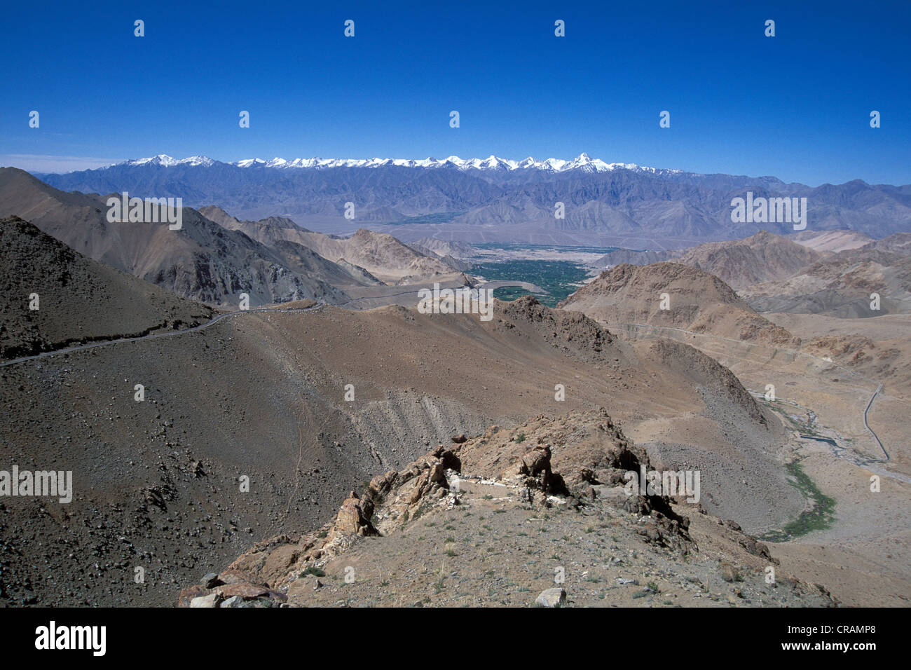 Route menant au col Khardung Khardung La ou, le plus haut col basique dans le monde, le Ladakh, Himalaya Indien Banque D'Images
