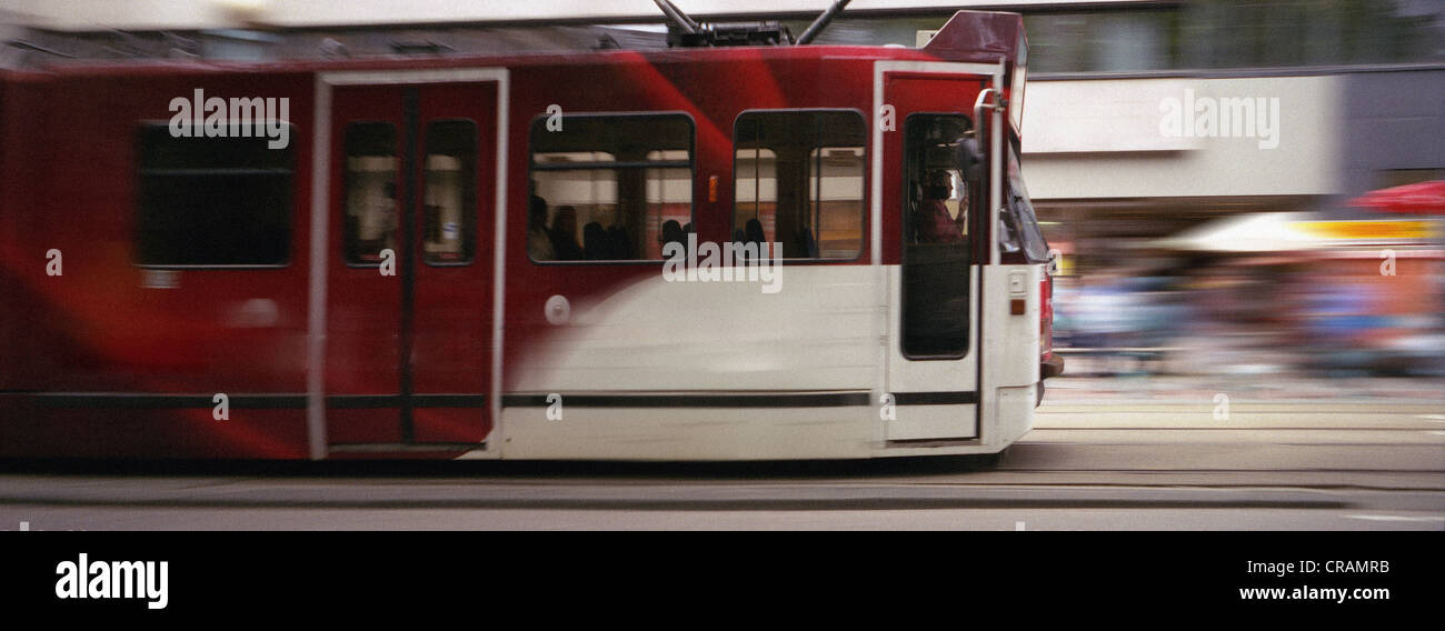 Tramway flou passant par la place de la gare, Amsterdam. Banque D'Images