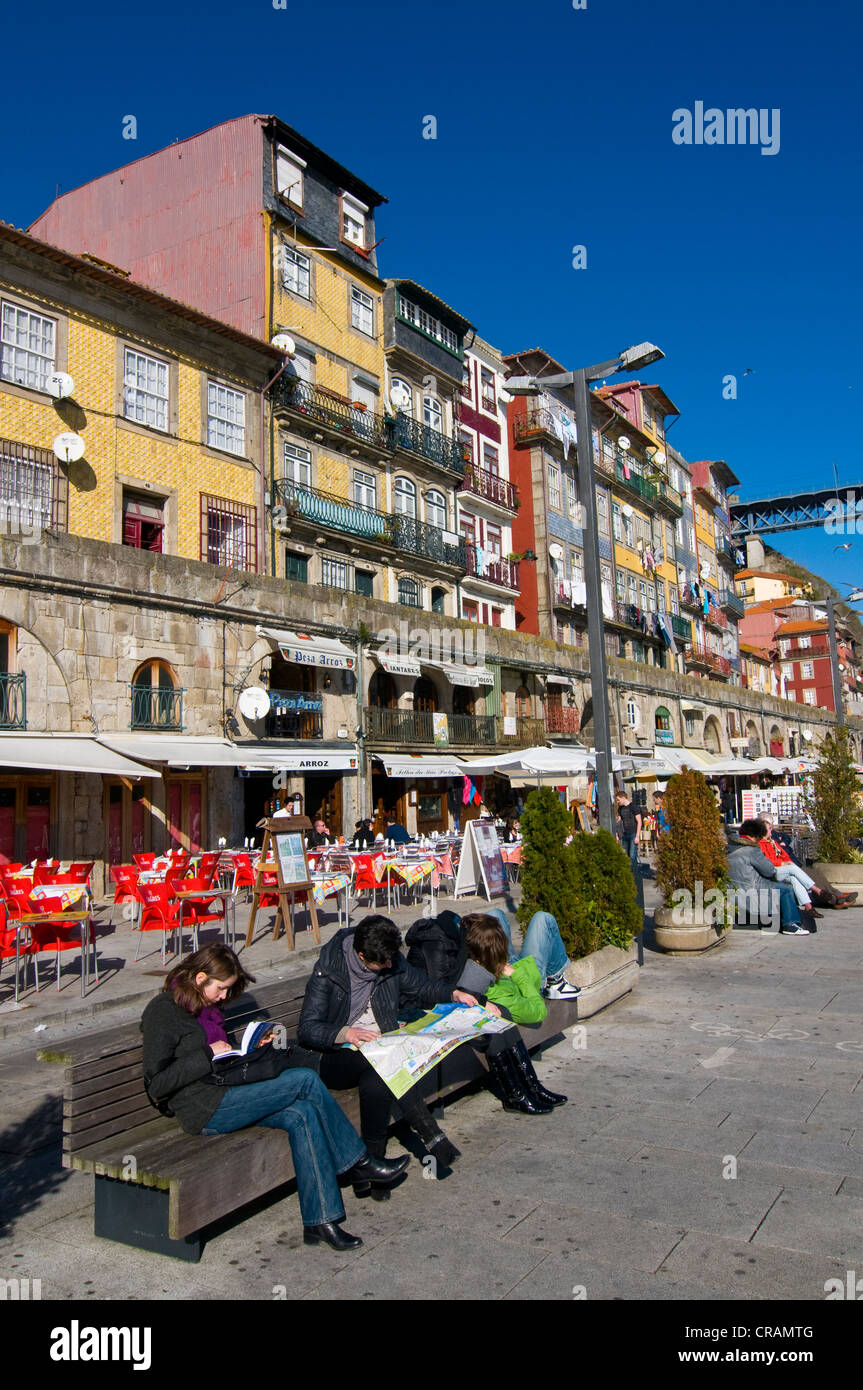 Les touristes le long de la promenade sur les rives du Rio Douro, Porto, Portugal, Europe Banque D'Images